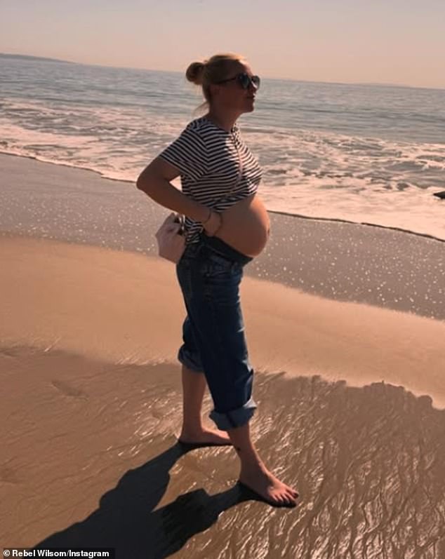 وبالإضافة إلى إهدائها باقة كبيرة من الزهور، نشرت صورة لعروسها وهي مبللة بأشعة الشمس وتظهر نتوءها المزدهر.