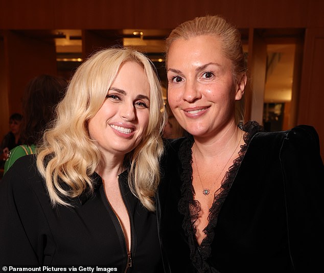 وفي الوقت نفسه، قامت ريبل ويلسون، 45 عامًا، بتكريم زوجته الحامل رامونا أغروما، التي تنتظر الطفل الثاني للزوجين.