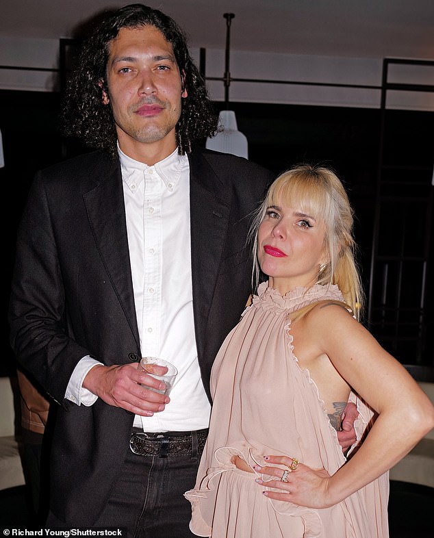 تنتظر المطربة طفلها الثالث، الأول لها من صديقها ستيفي توماس (في الصورة معًا عام 2025)