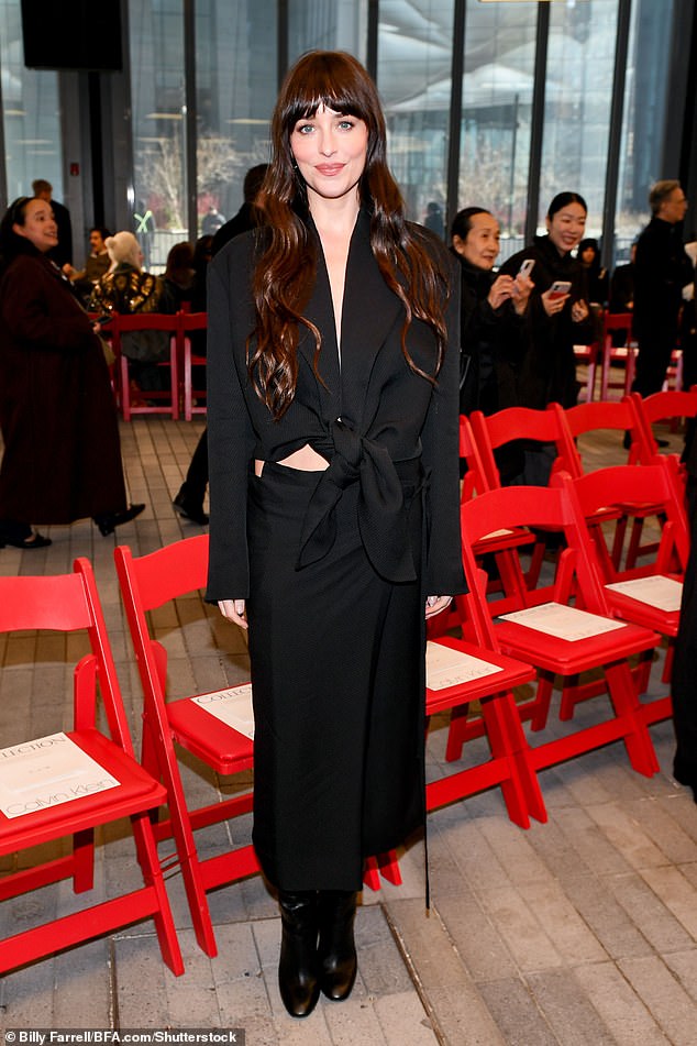 ظهرت الممثلة 50 Shades of Gray، البالغة من العمر 36 عامًا، بفستان أسود بسيط وحذاء جلدي أسود