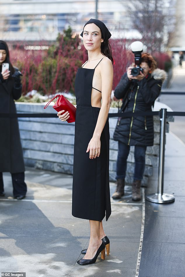 بدت Alexa Chung أنيقة بشكل لا يصدق في فستان أسود مكشوف الظهر، أرفقته باندانا وحقيبة يد حمراء