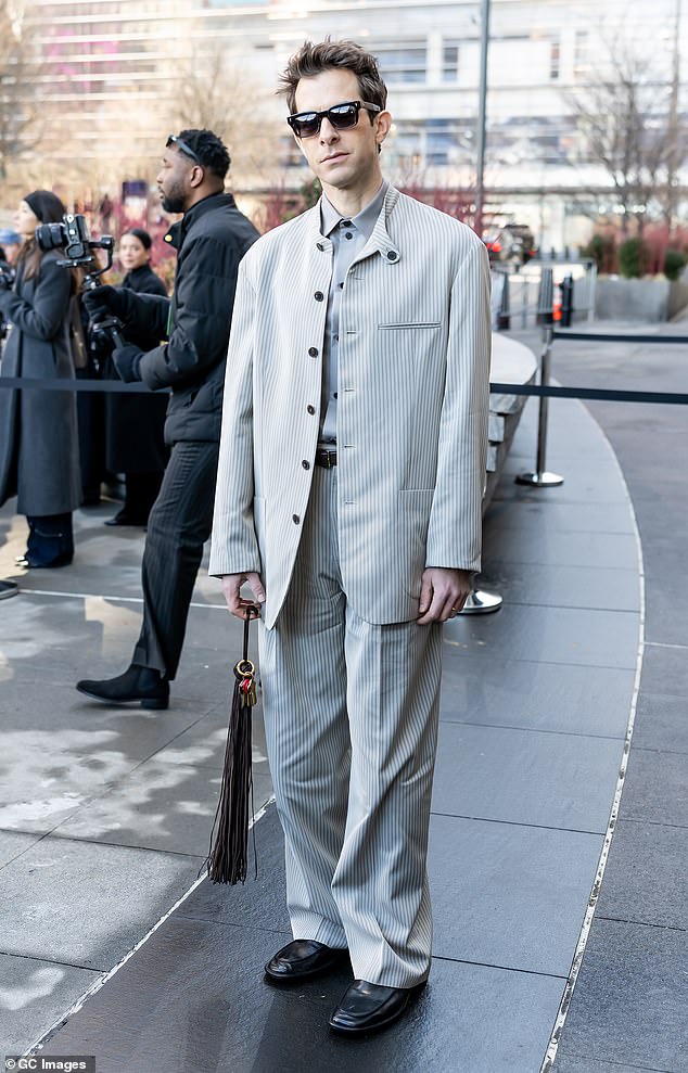 وفي هذه الأثناء، وصل مارك رونسون مرتدياً قطعتين رماديتين فضفاضتين، نسقهما مع حذاء جلدي أسود