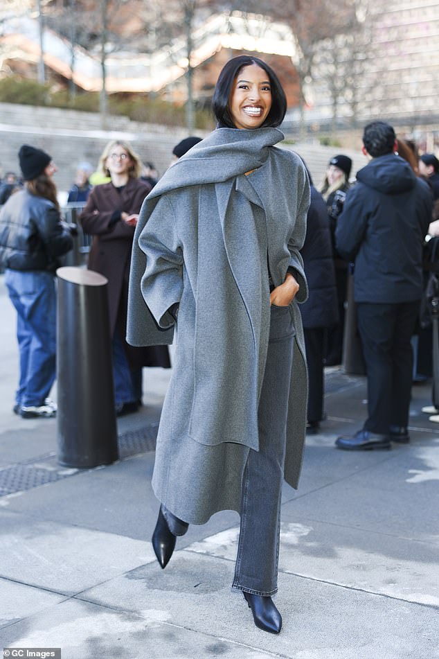 بدت ناتاليا براينت أكثر سعادة من أي وقت مضى في هذا الحدث حيث اختارت الجينز ومعطفا رماديا لهذا الحدث