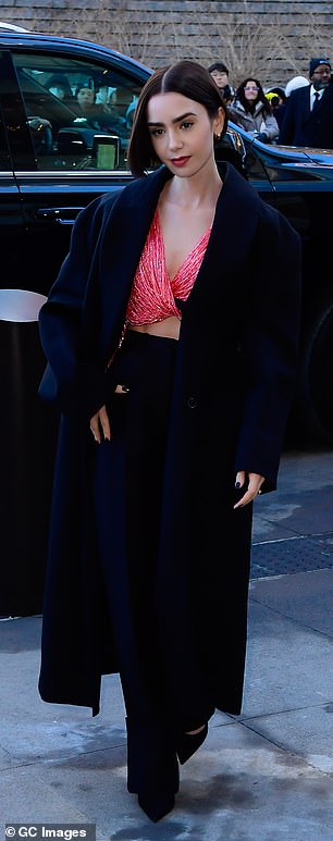 صففت ليلي خصلات شعرها ذات اللون الأسود في قصتها الأنيقة المميزة وحملت متعلقاتها في حقيبة سوداء بسيطة