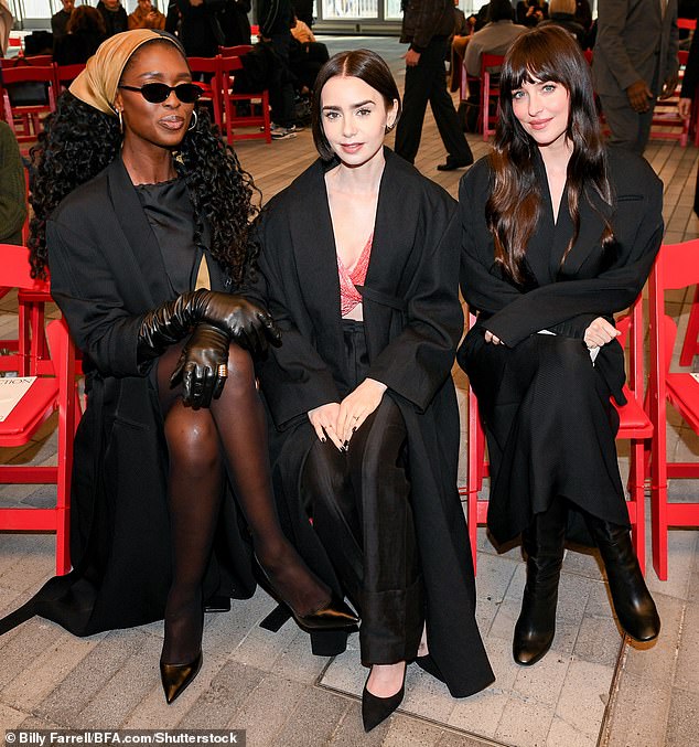 وانضمت إلى ليلي في هذا الحدث كل من جودي تورنر سميث وداكوتا جونسون أثناء جلوسهما معًا