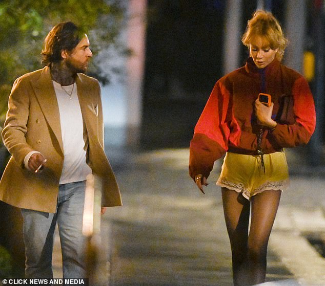 قامت أوليفيا بقص شخصية غير رسمية مرتدية سترة رياضية حمراء ارتدتها فوق بدلة لعب صفراء باهتة استعرضتها خلال الحدث