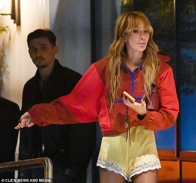 كانت ترتدي خصلات شعرها الشقراء الطويلة وتحمل حقيبة يد جلدية تحت ذراعها