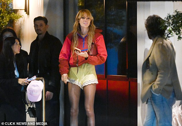 أثارت أوليفيا حاجبيها مع صديقها بيت حيث تم تصويرهما وهما يستريحان خلال رحلة فوضوية إلى إيبيزا في أغسطس الماضي