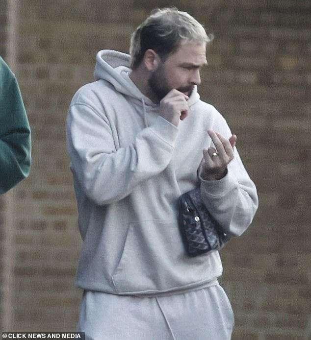 وشوهد برادلي (32 عاما) وهو يرتدي خاتم زواجه أثناء توجهه للتدريب مع فريقه جيلينجهام إف سي في كينت