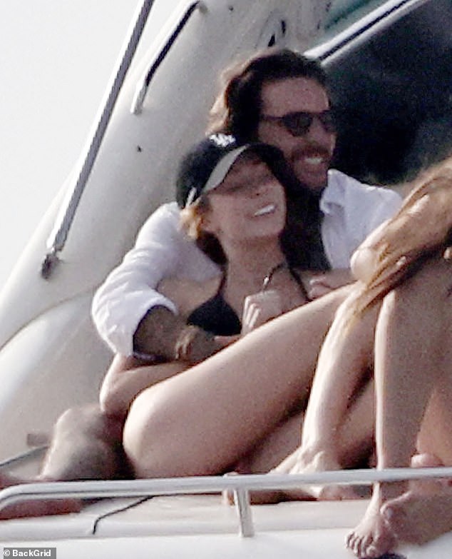 أظهرت الصور نجم TOWIE السابق وهو يضع يده على فخذ البيكيني المذهل بينما كان الزوجان يستمتعان بأشعة الشمس على متن يخت (في الصورة أغسطس 2025)