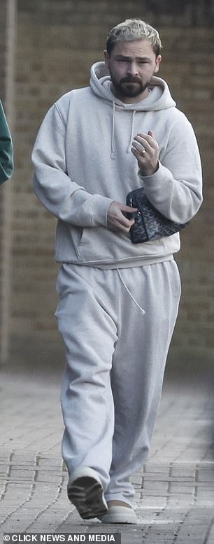 بدا حزينًا وكان يرتدي بدلة رياضية رمادية وحذاء رياضي