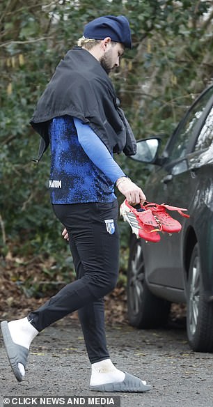 حمل حذاء كرة القدم الخاص به إلى سيارته