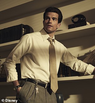 وفي الوقت نفسه، جون هو لاعب رياضي أمريكي بالكامل، يرتدي قبعة بيسبول، ويكشف عن صدره المشعر في كل مشهد آخر على ما يبدو. يلعبه الوافد الجديد بول أنتوني كيلي