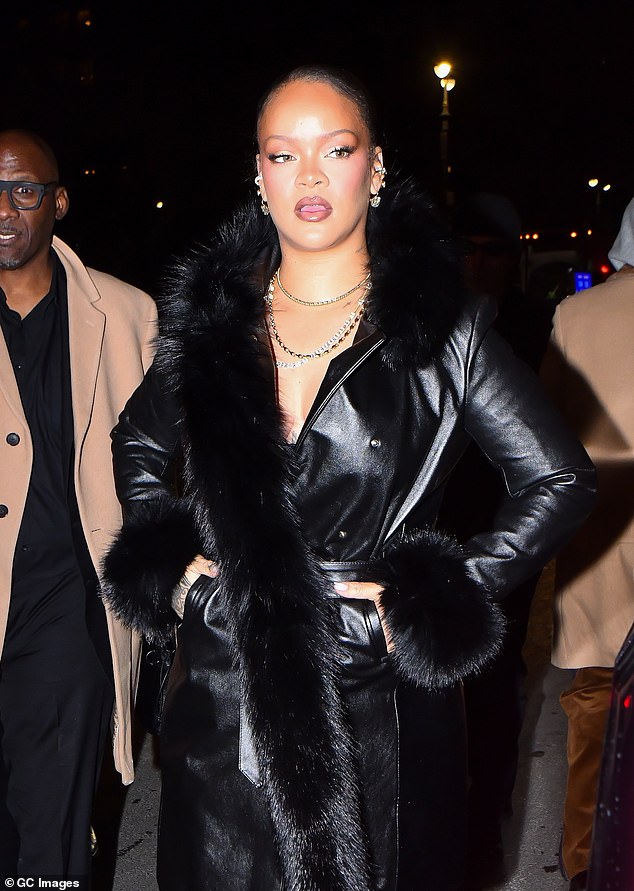 بدا المغني البربادوسي أنيقًا ودافئًا حيث بلغت درجات الحرارة حوالي 30 درجة فهرنهايت