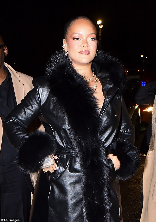 تضمنت تشكيلة روكي عارضات أزياء يرتدين مجموعة مبتكرة من ربطات العنق والبدلات والصدريات والملابس الرياضية، لكن ريهانا كانت العارضة الأفضل حتى الآن.