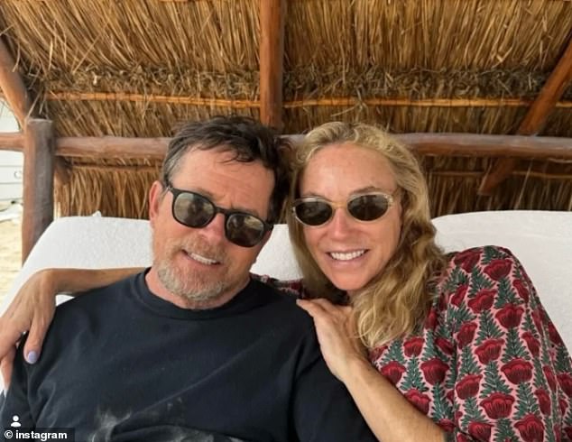 وجه مايكل جيه فوكس – الذي تحدث بصوت عالٍ عن معركته مع مرض باركنسون – صيحة لطيفة لزوجته في منشور على Instagram بينما أشادت لوهان أيضًا بعائلتها في هذه العطلة الخاصة