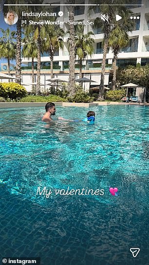 بالإضافة إلى ذلك، أدرجت الممثلة Mean Girls صورة لكل من زوجها بدر شماس - الذي تزوجته عام 2022 - وابنهما لؤي، البالغ من العمر عامين، يستمتعان بأشعة الشمس الدافئة خلال يوم في حمام السباحة.