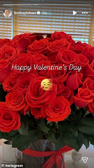 وأظهرت إحدى الصور باقة كبيرة من الورود الحمراء النابضة بالحياة موضوعة داخل مزهرية شفافة. وأضافت لوهان النص: 