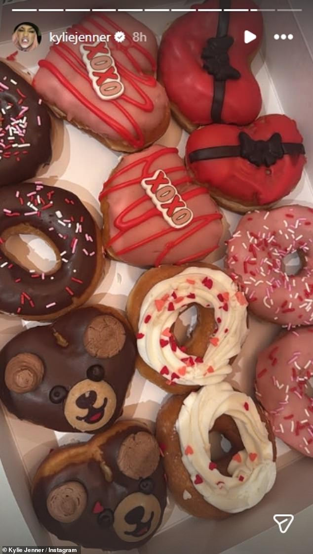 كانت بعض الحلويات اللذيذة على شكل قلب بينما كانت البعض الآخر مغطاة بكريمة وردية سكرية بالإضافة إلى رشات حمراء ووردية وبيضاء.