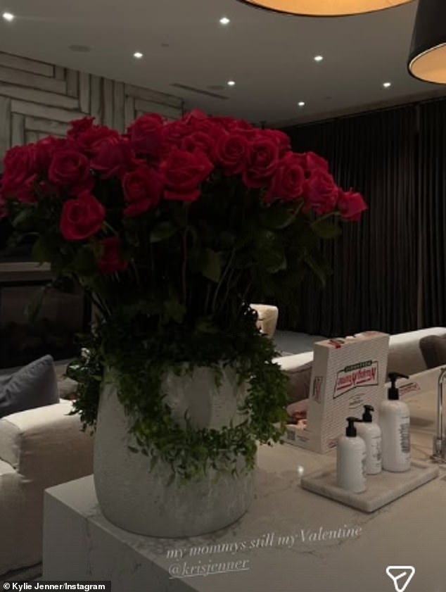 تم وضع مزهرية كبيرة بها ورود حمراء على طاولة مطبخها حيث كتبت الشخصية التلفزيونية: 