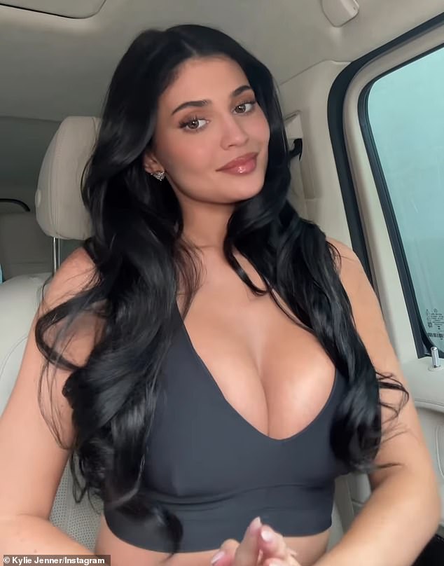 أعطت كايلي جينر لمحة عن احتفالاتها الخاصة بعيد الحب حيث قامت بتحميل لقطة على قصصها على Instagram لإظهار مجموعة من الكعك اللذيذ من كريسبي كريم.