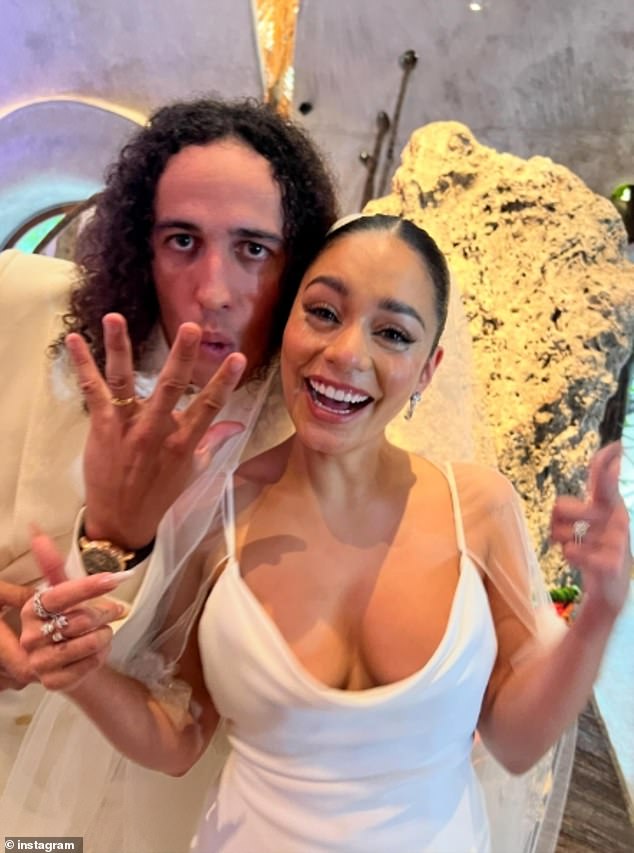 شاركت Hudgens أيضًا صورة رائعة من وراء الكواليس من يوم زفافها عندما عقدت قرانها على كول تاكر في عام 2023.