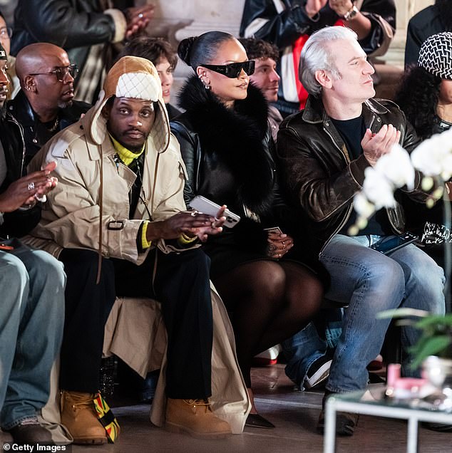 من الواضح أن ريهانا كانت مفتونة بما رأته خلف ظلالها الأنيقة