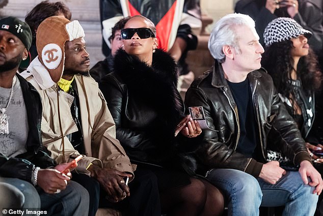 بدت ريهانا فخورة بكونها من بين حشد من الأشخاص الذين ألقوا النظرة الأولى على تشكيلة روكي الجديدة