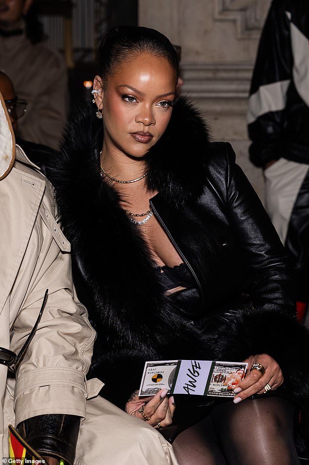 وعادت النجمة مرة أخرى إلى وضع خاتم في إصبع زفافها، مما يضفي مصداقية على الشائعات التي تقول إنها وروكي متزوجان سراً.