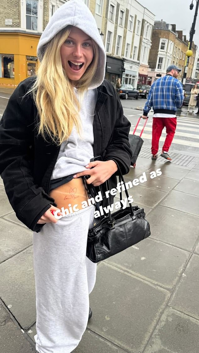 أخذت لولا بوت سخرية من نفسها على إنستغرام عندما عرضت وشمها الجديد - قلب حب أحمر مكتوب عليه 