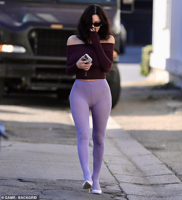 اختارت عدم حمل حقيبة يد معها، وبدلاً من ذلك شوهدت وهي تحمل هاتفها الذكي في إحدى يديها