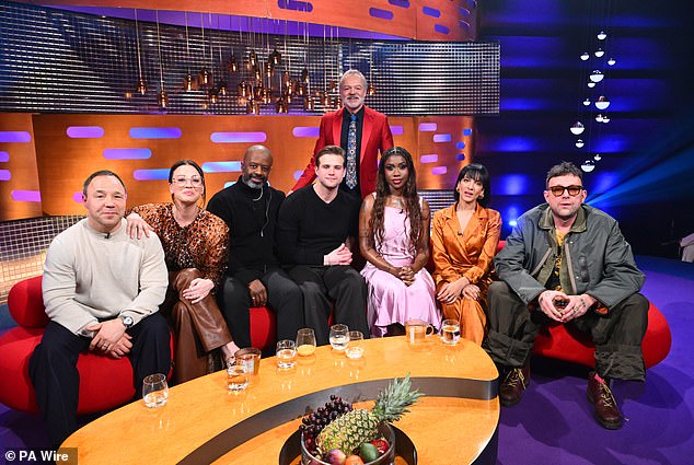 ظهر المغني جنبًا إلى جنب مع Adrian Lester وLeo Woodall وStephen Graham وKaley Cuoco