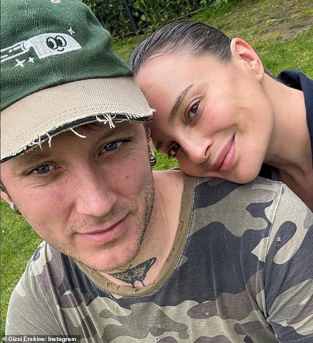 التقت الجميلة السمراء ومات منذ ثلاث سنوات ونصف بعد أن التقيا عبر الإنترنت ومنذ ذلك الحين تطورت علاقتهما من قوة إلى قوة.