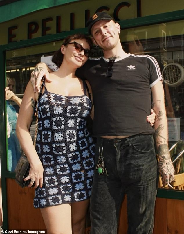 ويقيم الزوجان اللذان سيتزوجان قريبًا حاليًا في دالستون بشرق لندن مع قططهما