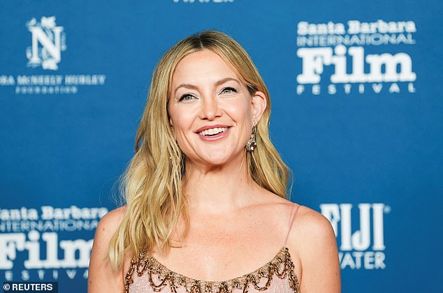 تألقت هدسون بمجوهرات سابياساتشي وتركت شعرها الأشقر ينسدل حول كتفيها في أمواج شاطئية