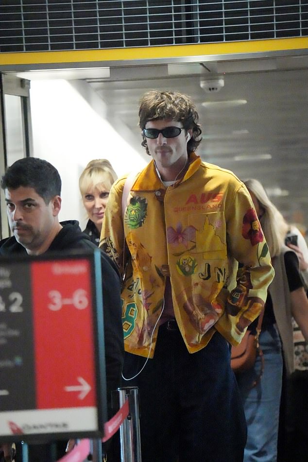 لقد كان ذو شخصية مذهلة في سترته الأنيقة وظلاله الداكنة، مما أظهر روعة نجوم السينما دون عناء أثناء مروره عبر الوافدين.