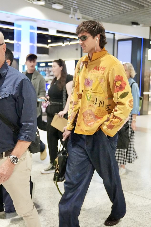 أثار جاكوب نفسه الدهشة مؤخرًا خلال مقابلة صحفية عندما أعلن أنه كان لديه هوس متبادل مع النجمة مارجوت روبي أثناء التصوير.