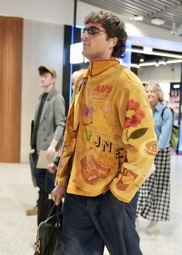 لكن إصبعه الأوسط المرتفع هو الذي تولى معظم الحديث، بينما كان جاكوب يسير بخطى واسعة عبر المحطة