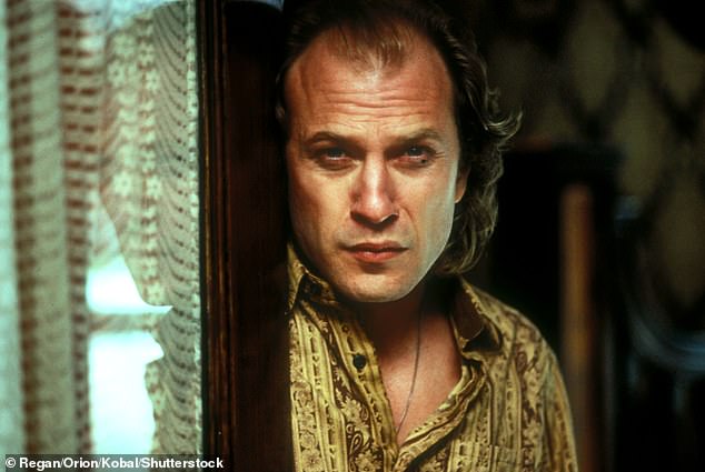 تم تصوير بافلو بيل على أنه قاتل متسلسل استهدف الضحايا من الإناث ولبس جلودهن