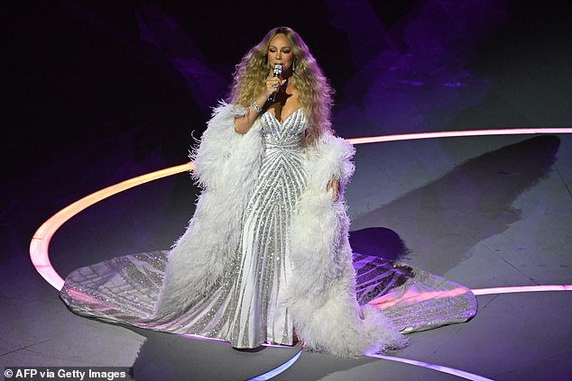 ويعتقدون أنها يمكن أن تصبح ماريا كاري التالية (في الصورة)، التي باعت أكثر من 300 مليون سجل خلال مسيرتها المهنية التي استمرت 35 عامًا