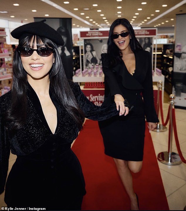 ارتدى الثنائي الديناميكي مجموعات من التنانير والسترات السوداء المتطابقة التي أعادت ذكريات الستينيات، إلى جانب النظارات الشمسية المنسقة على شكل عين القطة.