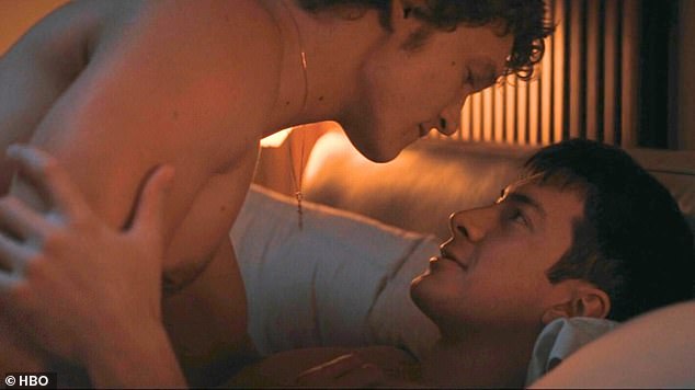 استنادًا إلى كتب Game Changers للكاتبة راشيل ريد، يتبع العرض علاقة سرية بين رياضيين يلعبان لفريقين مختلفين، ويلعب دورهما ويليامز وكونور ستوري.