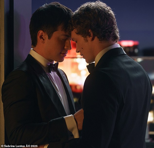 لعب ويليامز (يسارًا) دور شين هولاندر، قائد فريق مونتريال مترو، مقابل كونور ستوري (يمين) بدور إيليا روزانوف، قائد فريق بوسطن رايدرز.