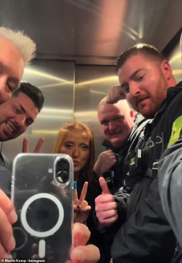 وكشف المغني أنه تقطعت به السبل لمدة ساعة وكان من المفترض أن يكون على خشبة المسرح لحضور حفل في فالكيرك