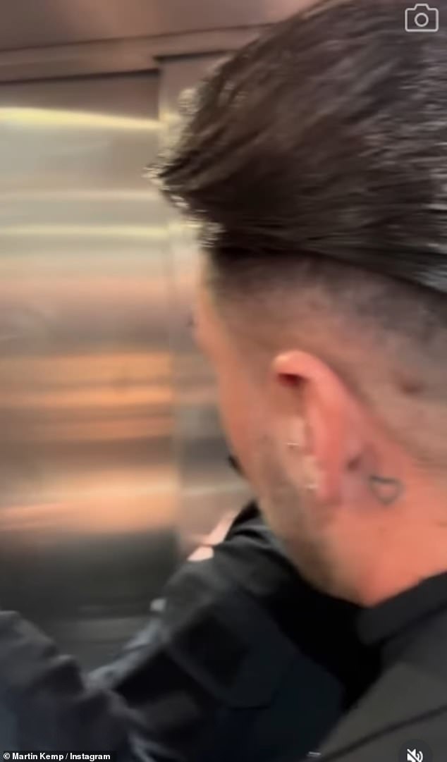 وشوهد محطما داخل مصعد صغير مع فريق الإنتاج الخاص به بينما كانوا ينتظرون إنقاذهم