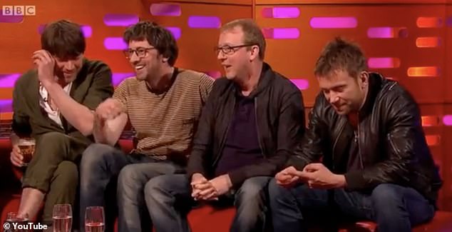 في مقتطف من برنامج الدردشة الذي تمت مشاركته على موقع YouTube، انضم إلى دامون زملائه في الفرقة أليكس جيمس وجراهام كوكسون وديف راونتري.