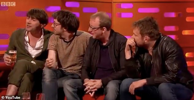 وطوال المقابلة، بدا ديمون هادئًا واضعًا رأسه بين يديه، بينما انخرطت بقية فرقته في نوبات من الضحك.