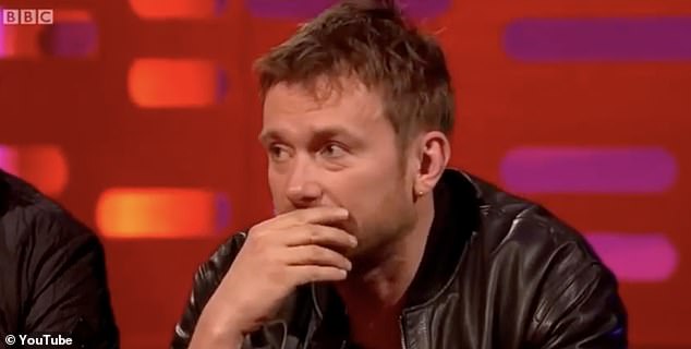 وهذا ليس أول تبادل محرج بين الثنائي، حيث لاحظ المعجبون سابقًا أن ديمون كان يبدو 