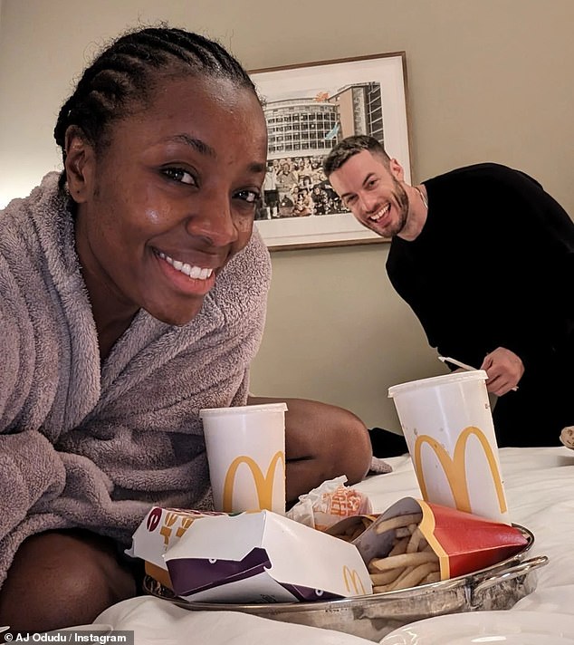 شارك AJ أيضًا صورة ممتعة لهم وهم يستمتعون بعشاء ماكدونالدز في السرير وعدد كبير من اللحظات الساحرة من مجموعة من الليالي الرومانسية.