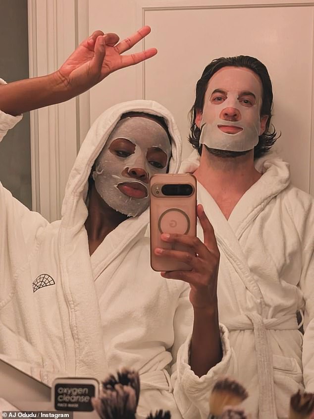 وللاحتفال بهذا اليوم الخاص، شاركت AJ نظرة ثاقبة لعلاقتهما مع الزوجين اللذين ظهرا بشكل هزلي بأقنعة الوجه لالتقاط صورة شخصية واحدة.